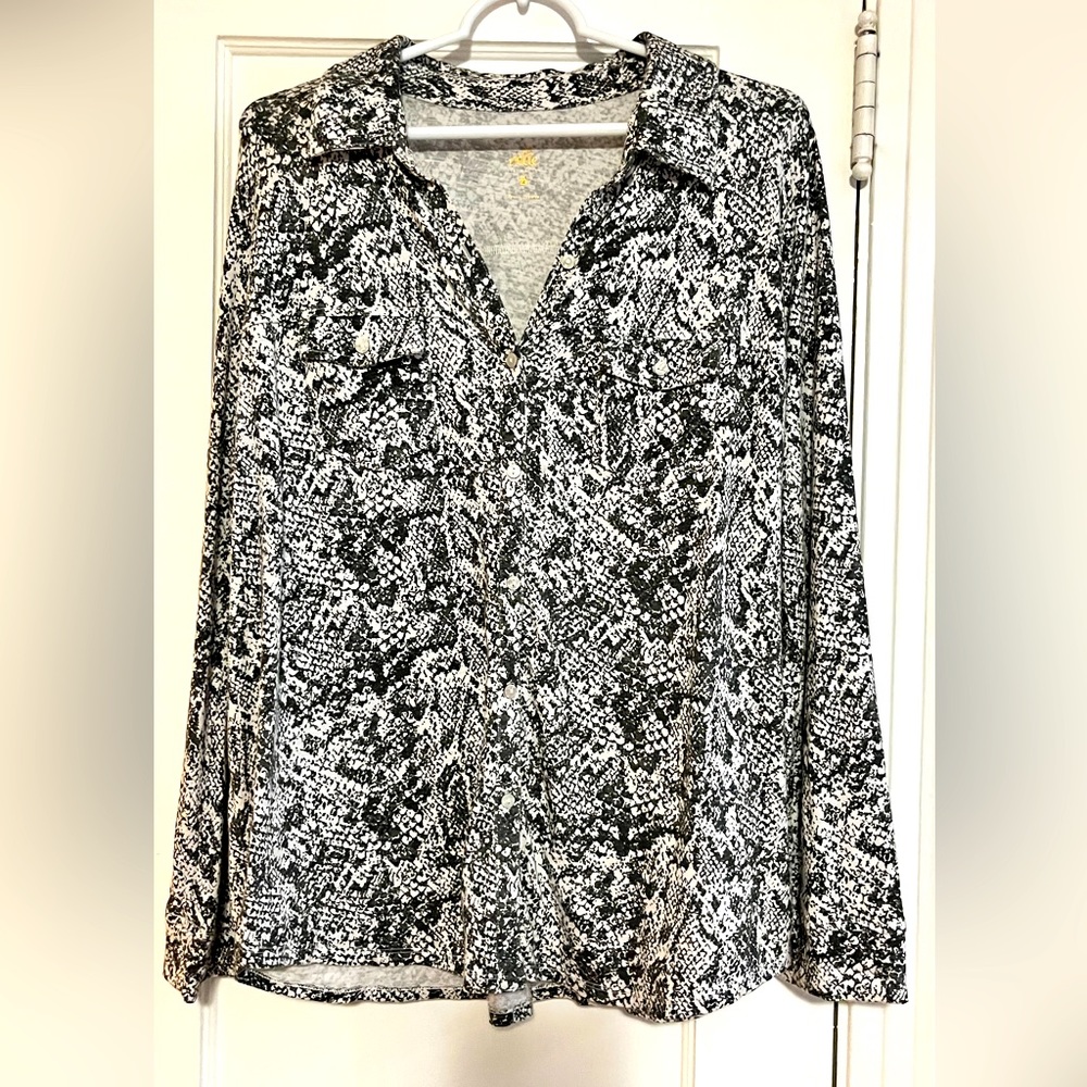 Oelle snakeskin print, button down, long sleeve top with collar. Size L